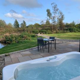 Red Squirrel Pod with Hot Tub, hotel in Oban