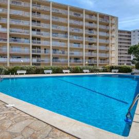 Apartamento con piscina junto a la playa