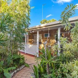 Relaxed Urangan Living at the Poolside Bungalow, hotel in Hervey Bay