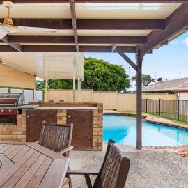 'The Aussie Classic' Poolside Living by the Marina, hotel in Hervey Bay