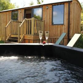 Pembrokeshire Shepherd hut with hottub, hotell i Jordanston
