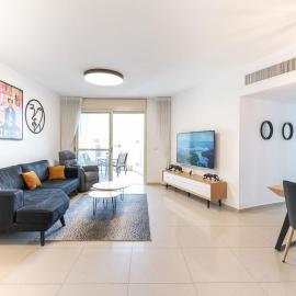 Neat 4BR Apt. With Parking/High Floor/Elevator/AC, hotel v destinácii Rišon le-Cijon