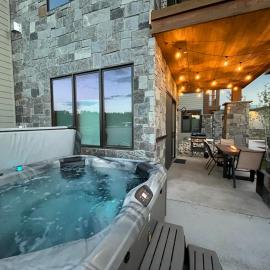 Brand New! Private hot tub, bunk room and walkable to restaurants/shops