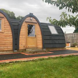 Owl Glamping Pod, hotel a Leighton