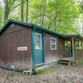 Briceville Cabin w/ River Access & Mountain Views!, Hotel in Briceville