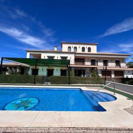 Casa rural para familias con piscina y vistas al atardecer by Con Aire Rural