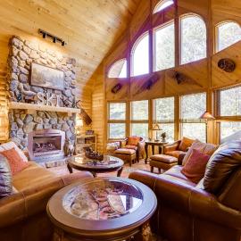Spacious Packwood Cabin w/ Hot Tub - Near River