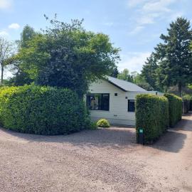 Huisje nr. 18 met jacuzzi, хотел в Путен