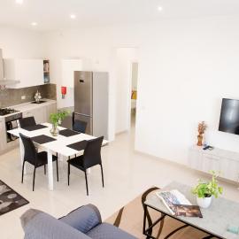 Modern 3BR Apartment with Balcony - Close to Limestone Heritage Park, hotel in Siġġiewi
