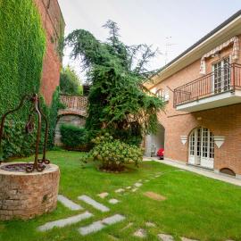 Grande casa con giardino e box auto, 3 camere e 3 bagni