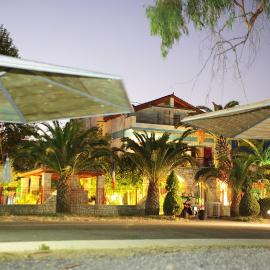 Foinikas Rooms, hotel u gradu Eratini