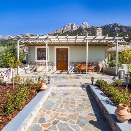 Reisis Family Residence