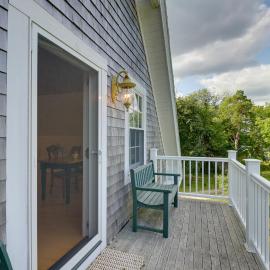 Beachfront Brooklin Studio with Private Balcony!, hotel em Brooklin