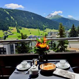 Ferienwohnung Parkareal Davos - freier Blick auf Berge, ruhig, sonnig, SW-Balkon, Parkplatz