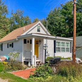 Yellow Door Cottage, hotel din Meredith