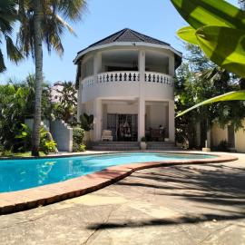 Diani Hideaway Beach Villa, private pool, air conditioning and WiFi, ξενοδοχείο σε Galu