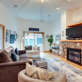 Lake Minocqua Condo w/ Shared Fire Pit!, hotel i Minocqua