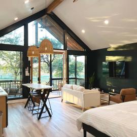 Relaxing Modern stay on a Ranch, hotel in Cedar Creek