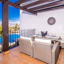 Apartment - Sleeps 4 with Pool & Golf Views, hotel u gradu Roldán