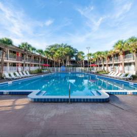Ramada by Wyndham Kissimmee Gateway - Free Theme Park Shuttle, hotel Orlandóban