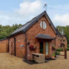 Delightful Cottage with 2 Bedrooms near Knutsford, hotel in Knutsford