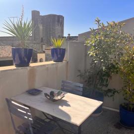 Belle chambre spacieuse, tropézienne, vue remparts, clim, parking, hotel in Aigues-Mortes