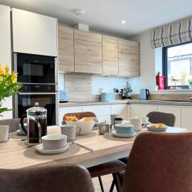 Beautiful 3 Bed Townhouse with Parking, close to Sea Front