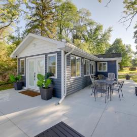 Stylish Grass Lake Retreat - Steps to Park!، فندق في Grass Lake