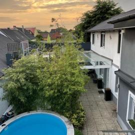 Worker House with Garden & Parking near Solarfields, hotel in Parndorf