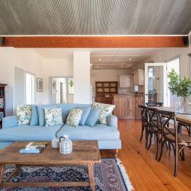 Barker Cottage with Spa in Flinders, hotelli kohteessa Flinders
