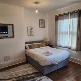 1 Bed Flat - Sleeps 3 - Parking - Wifi, Hotel in Greenhithe