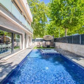 Villa de lujo. Piscina con jacuzzi., hotel v mestu Empuriabrava