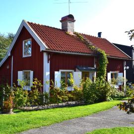 Rustik gäststuga med lantlig känsla nära Örebro city، فندق في أوريبرو