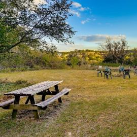 Fort Calhoun Home w/ Screened Porch + Playground!, hotel in Fort Calhoun