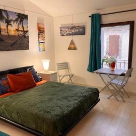 Chambre cozy spacieuse, intra-muros, clim, parking, hotel in Aigues-Mortes