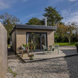 Olverstone Lodge, a beautiful Cornish lodge with wood burner & garden, hotell i St Austell
