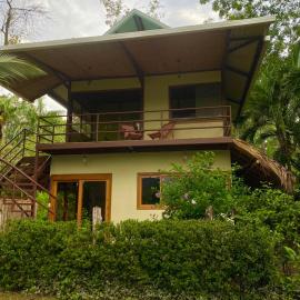 Jazlyn Lodge, hotel di Paquera