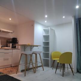 Studio Indépendant dans Maison de Village, hotel v destinaci Alignan-du-Vent