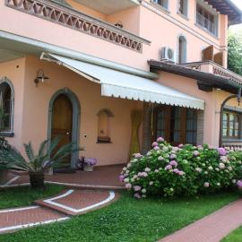Casamare Gianluca da 1 a 5 posti letto, hotel in Marina di Massa