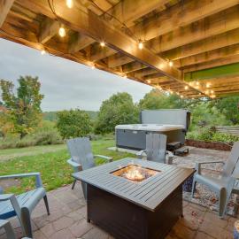 Hermantown Home w/ Decks, Grill & Hot Tub!، فندق في Hermantown