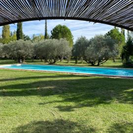 Mas des Bômes et spa merindol, hotel a Mérindol