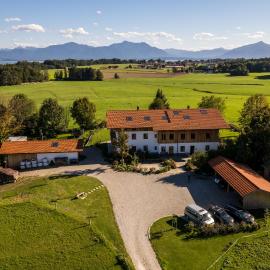 Fembacher Alm, hotel in Seeon-Seebruck