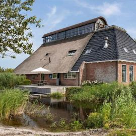 Wadhuis met spectaculair uitzicht op zee!، فندق في Nes