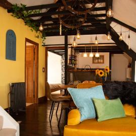 Quirky Boutique 1840s Stable, Hotel in Torquay