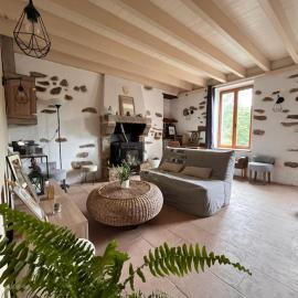Gîte les Pieds dans l'eau 10 min du Puy du Fo, hotel a Treize-Vents