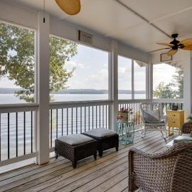 Hot Tub & Dock: Guntersville Lake Getaway! โรงแรมในสกอตส์โบโร