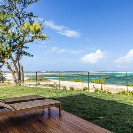 Ocean Terraces Apt A1 - Your Beachfront Bliss - Brand NEW, hotel in Poste Lafayette