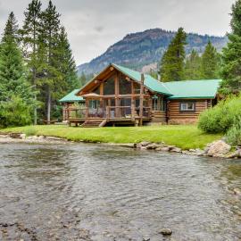 Scenic Montana Cabin Rental ~ 1 Mi to Yellowstone!, hotel in Cooke City