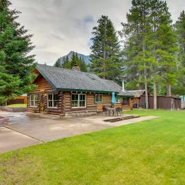 Creekside Silver Gate Getaway w/ Fireplace!, hotel in Cooke City
