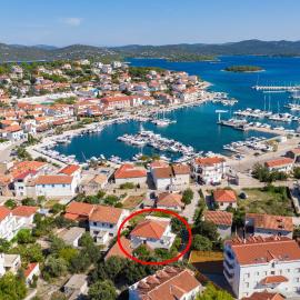 Apartments by the sea Jezera, Murter - 19056, hotel a Jezera